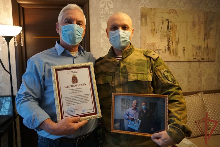 В Карелии сотрудники Росгвардии поздравили ветерана службы с наступающими новогодними праздниками