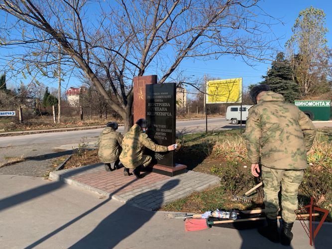 Росгвардейцы провели работы по благоустройству памятного знака Степану Неустроеву в Севастополе