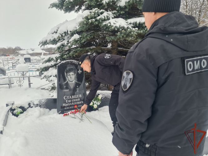 Вологодские росгвардейцы почтили память сослуживца, погибшего при исполнении служебного долга