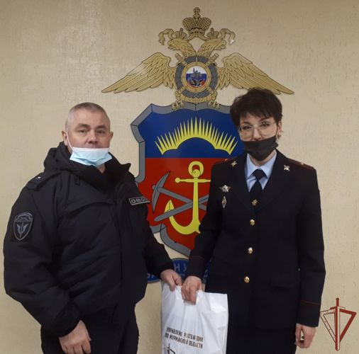 Офицеры мурманского ОМОН Росгвардии поздравили матерей и вдов погибших коллег с наступающим Новым годом