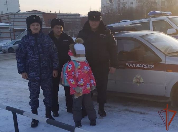 Экипаж Росгвардии разыскал потерявшуюся 8-летнюю школьницу в Омске
