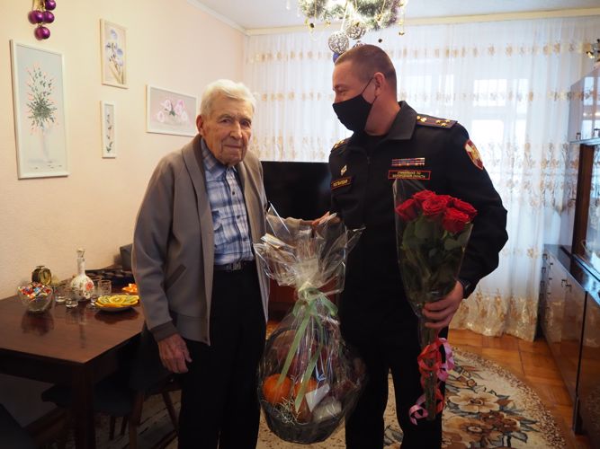 Росгвардейцы в Белгороде присоединились ко Всероссийской акции «С Новым годом, ветеран!»