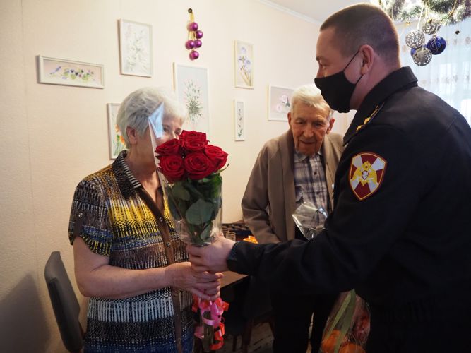 Росгвардейцы в Белгороде присоединились ко Всероссийской акции «С Новым годом, ветеран!»