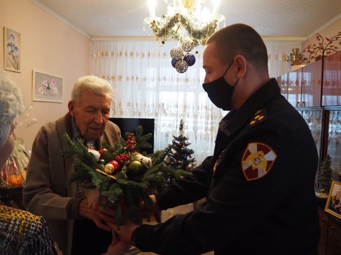 Росгвардейцы в Белгороде присоединились ко Всероссийской акции «С Новым годом, ветеран!»