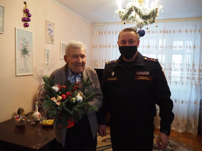 Росгвардейцы в Белгороде присоединились ко Всероссийской акции «С Новым годом, ветеран!»