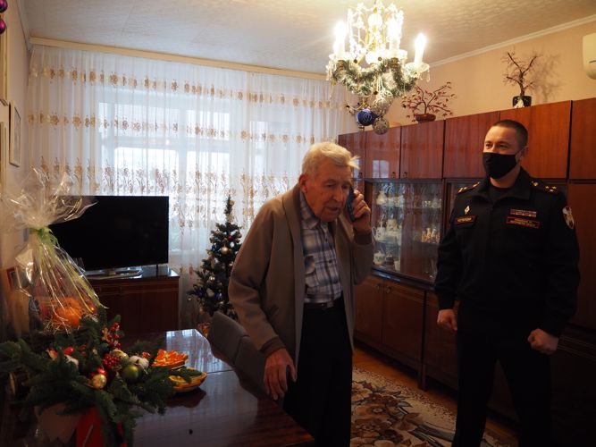 Росгвардейцы в Белгороде присоединились ко Всероссийской акции «С Новым годом, ветеран!»