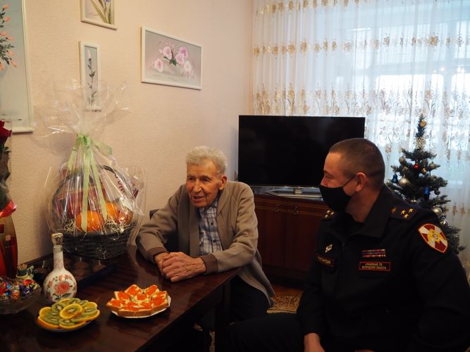 Росгвардейцы в Белгороде присоединились ко Всероссийской акции «С Новым годом, ветеран!»