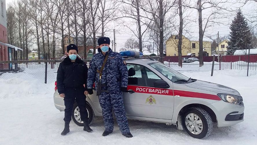 Росгвардейцы оказали помощь замерзавшему на улице Ярославля человеку