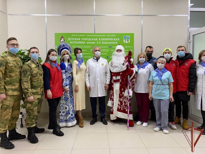 Росгвардия и «Молодежка ОНФ» провели совместную новогоднюю акцию для детей 