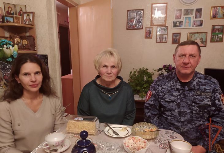 Новгородские росгвардейцы  навестили маму погибшего сослуживца  