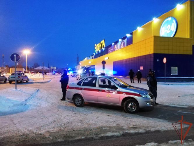 Подразделения Росгвардии обеспечили зону безопасности во время горения томского гипермаркета