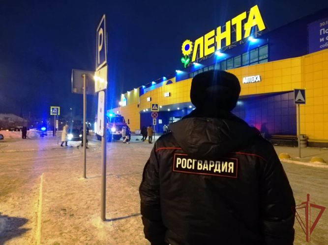 Подразделения Росгвардии обеспечили зону безопасности во время горения томского гипермаркета