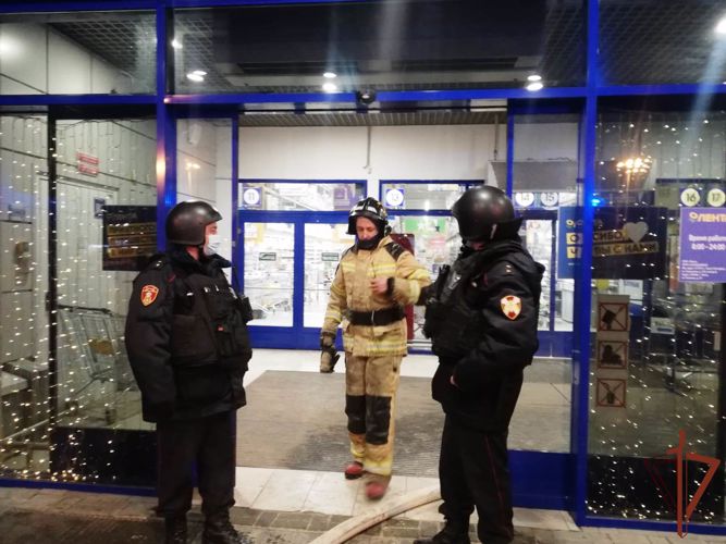 Подразделения Росгвардии обеспечили зону безопасности во время горения томского гипермаркета
