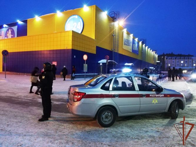 Подразделения Росгвардии обеспечили зону безопасности во время горения томского гипермаркета