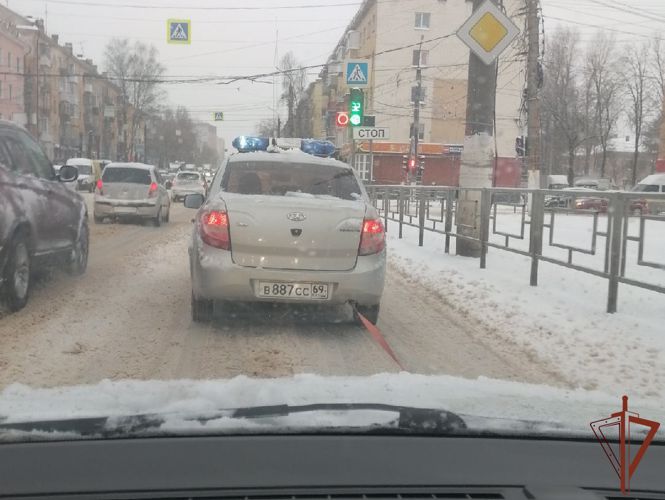 Попавшему в трудную ситуацию автомобилисту помогли росгвардейцы в Твери