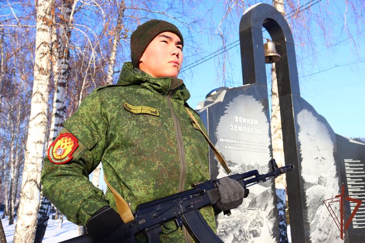 Росгвардейцы в Сибири почтили память погибших в локальных конфликтах воинов