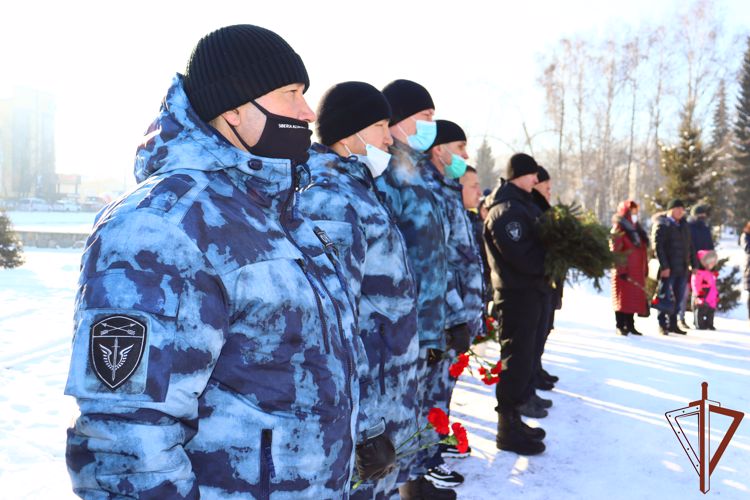 Росгвардейцы в Сибири почтили память погибших в локальных конфликтах воинов