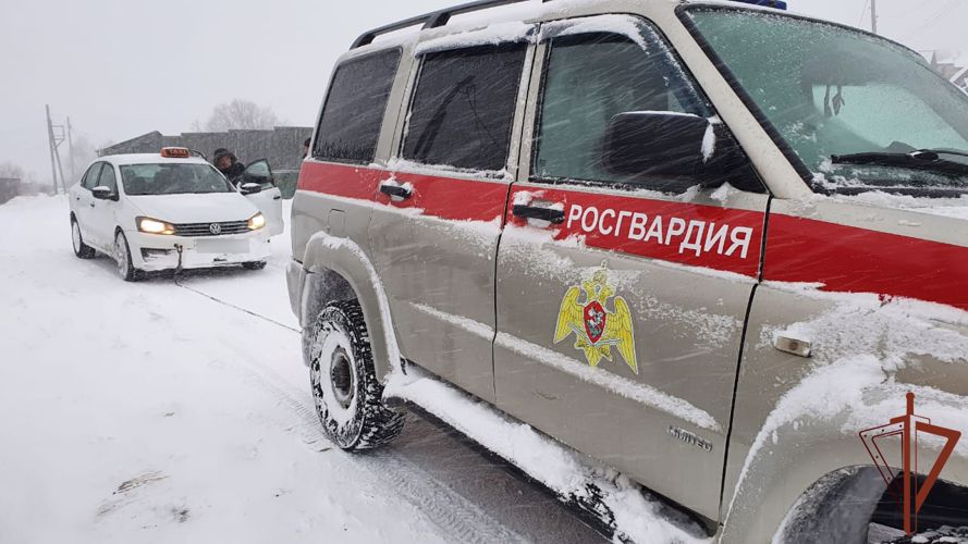  Росгвардейцы оказали помощь автомобилисту во время снегопада на Камчатке