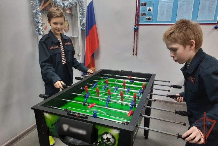 В Архангельске учащимся подшефных классов вручили новогодние подарки Росгвардии