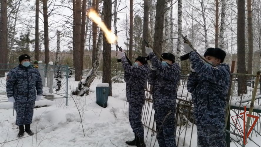 Росгвардейцы приняли участие в перезахоронении останков павшего красноармейца в Красноярском крае