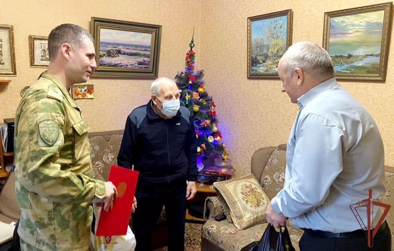 Росгвардейцы в Симферополе поздравили с наступающим Новым годом ветеранов Великой Отечественной войны
