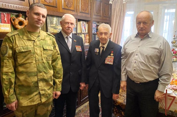 Росгвардейцы в Симферополе поздравили с наступающим Новым годом ветеранов Великой Отечественной войны
