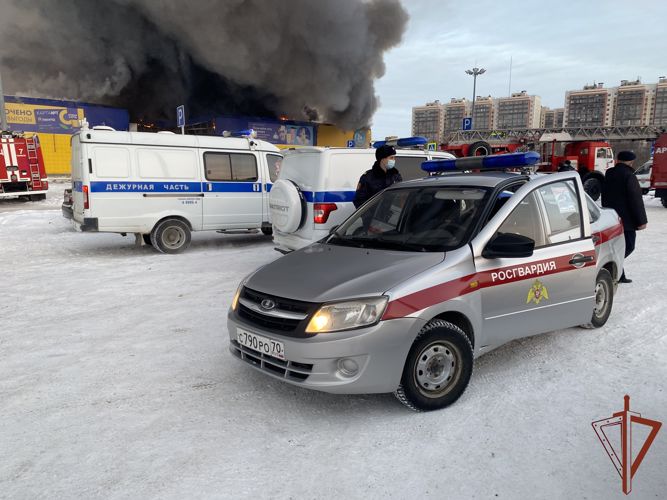 Росгвардейцы оказали содействие экстренным службам во время крупного пожара в Томске