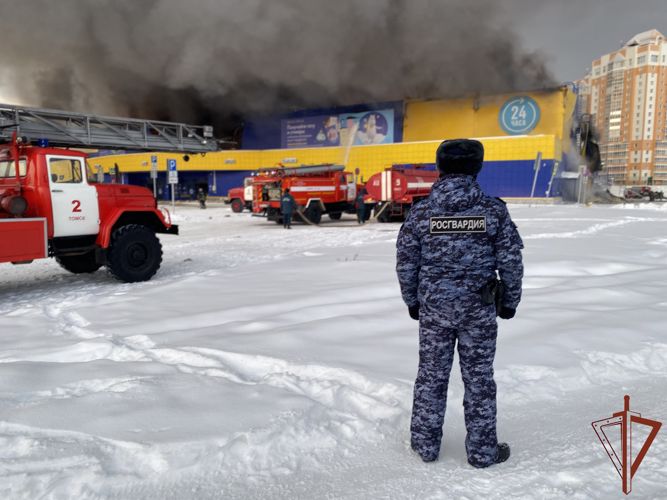 Росгвардейцы оказали содействие экстренным службам во время крупного пожара в Томске