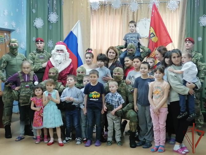 Военнослужащие калиновского соединения Росгвардии поздравили деток из социальных центров Среднего Урала (видео)