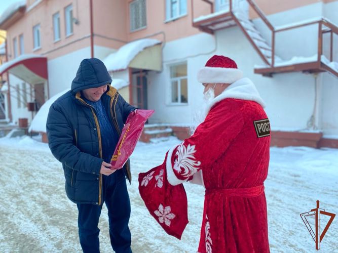 Росгвардия проводит совместные учения с участием «Деда Мороза специального назначения» в Томске   