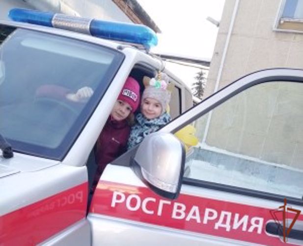 «Дед Мороз специального назначения» поздравил детей росгвардейцев в Зауралье 