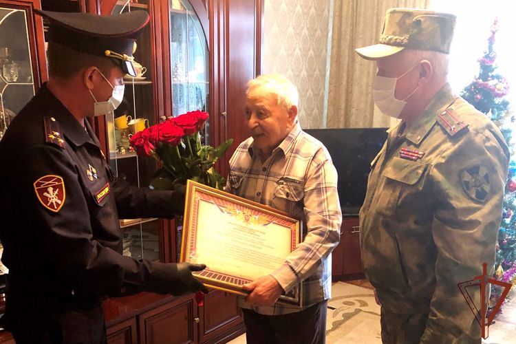 В Краснодаре росгвардейцы поздравили с 94-летием участника Великой Отечественной войны и ветерана войск правопорядка