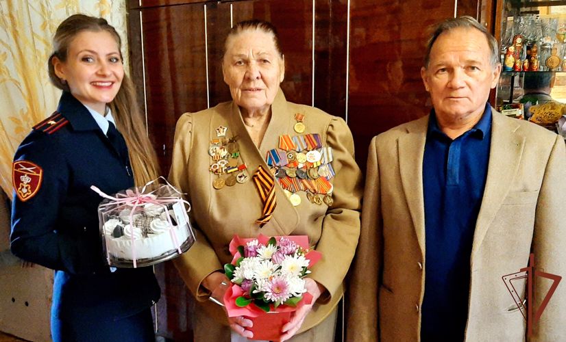 Росгвардейцы пришли в гости с подарками к ветерану войск правопорядка в Севастополе