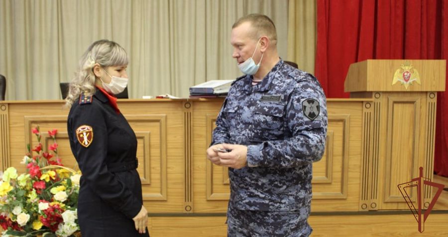 Сотрудницу Росгвардии в Липецке наградили за спасение пострадавшей от несчастного случая