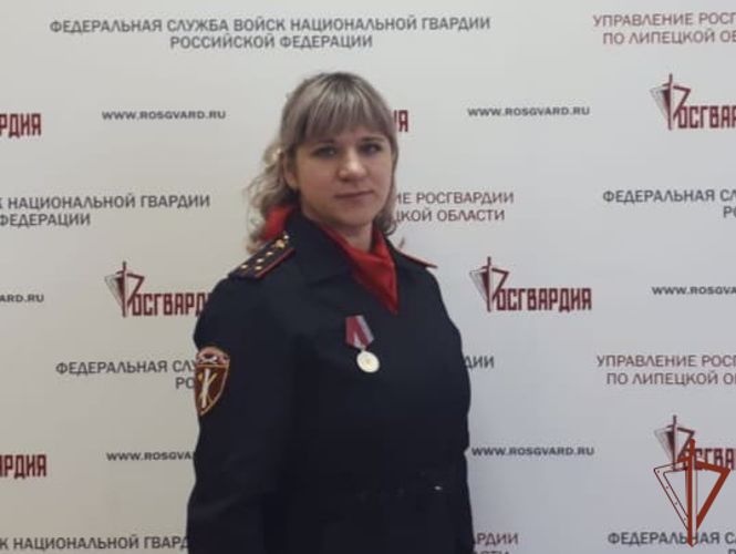 Сотрудницу Росгвардии в Липецке наградили за спасение пострадавшей от несчастного случая