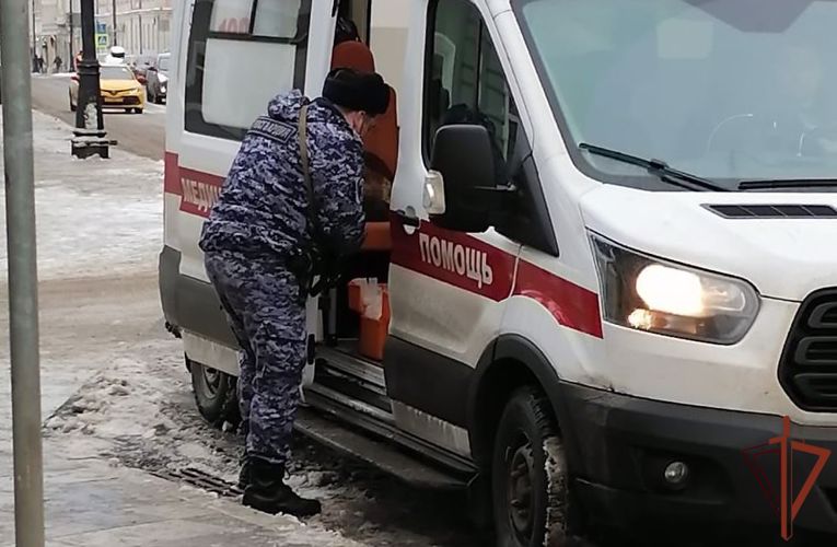 Росгвардейцы оказали помощь получившей травму женщине в центре столицы