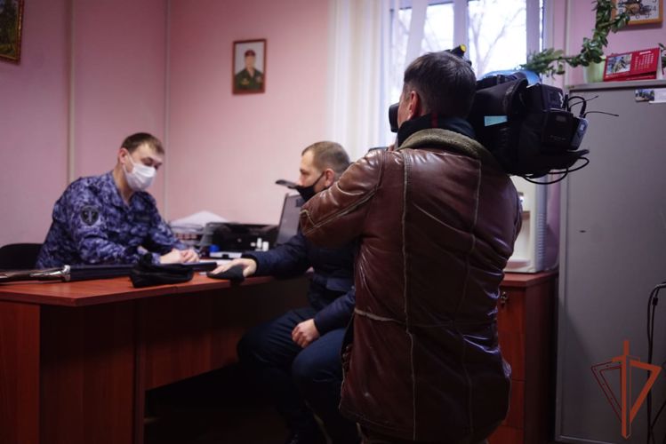 Журналисты воронежского областного телеканала побывали в отделе лицензионно – разрешительной работы Росгвардии