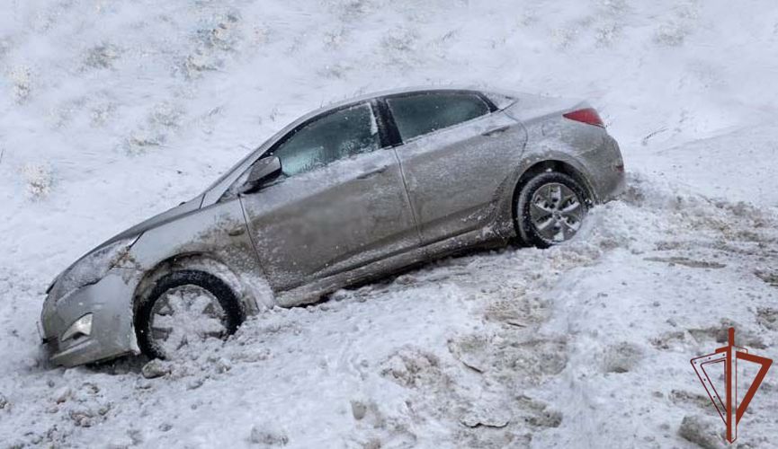 Росгвардейцы помогли водителю съехавшей в кювет машины в Орловской области 