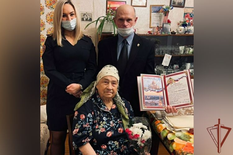Росгвардейцы в Петербурге поздравили ветерана ведомства с юбилеем и наступающим Новым годом