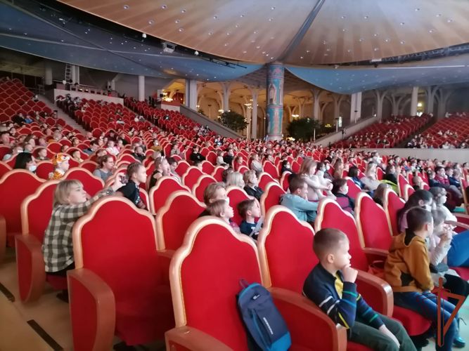 Дети сотрудников столичного главка Росгвардии стали гостями праздничного представления в Храме Христа Спасителя