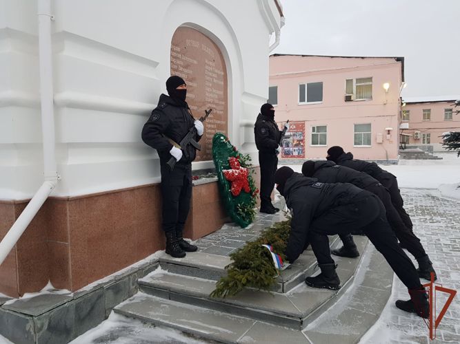 Память Героя России Виктора Чечвия почтили сотрудники екатеринбургского ОМОН Росгвардии