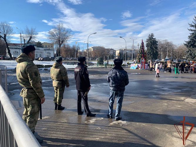 Росгвардейцы обеспечили правопорядок при встрече поезда Деда Мороза в Нальчике