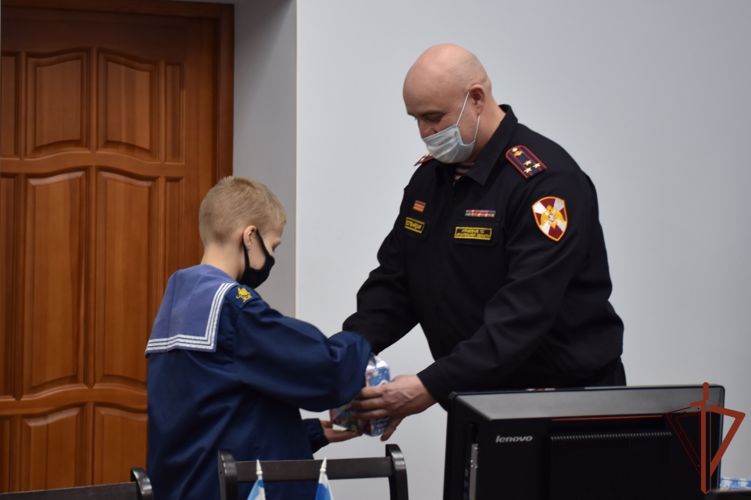 Офицеры Управления Росгвардии по Архангельской области поздравили кадет с новогодними праздниками
