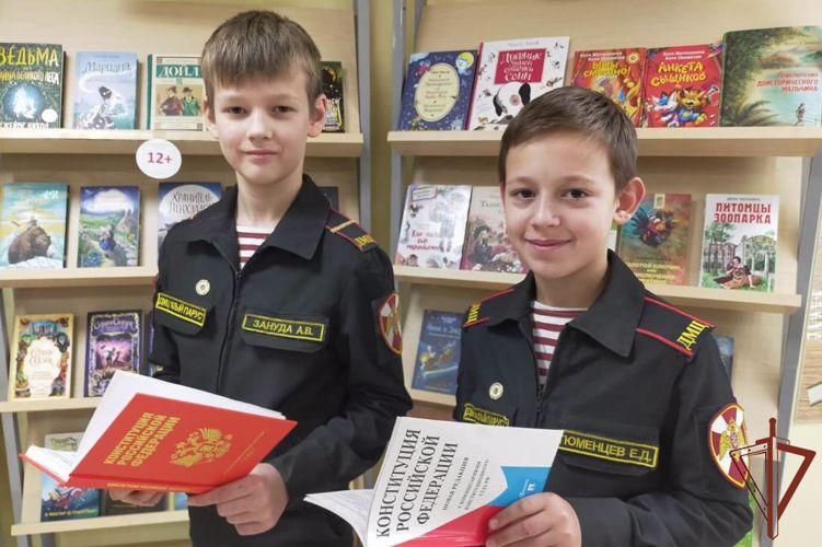 Акция Росгвардии «Знаем Конституцию Российской Федерации» проходит в Тюмени (видео)