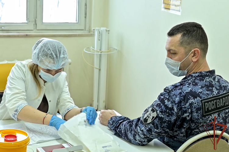 Около 100 росгвардейцев сдали кровь для пациентов Центра сердечно-сосудистой хирургии имени А.Н. Бакулева