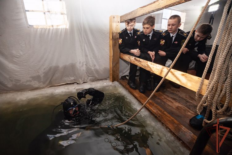 Водолазы Росгвардии провели для школьников показные подледные спуски в акватории Амура  (видео)