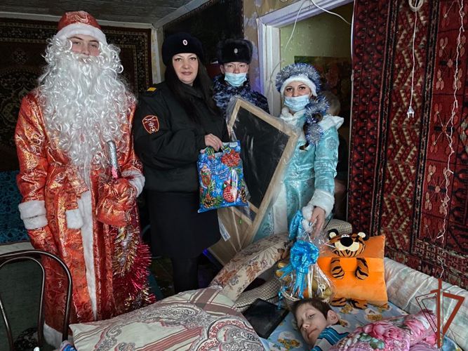 Сотрудники Росгвардии приняли участие в благотворительных новогодних акциях в Якутии