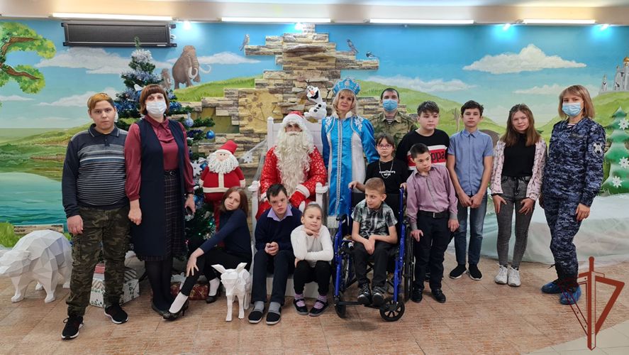 Росгвардия поздравила с Новым годом воспитанников детского социального центра в Югре (видео)