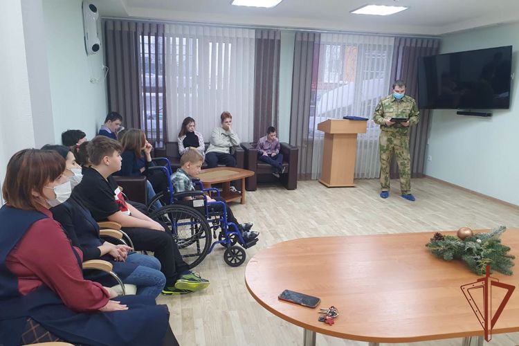 Росгвардия поздравила с Новым годом воспитанников детского социального центра в Югре (видео)