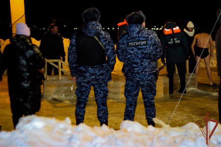 Росгвардия обеспечила правопорядок во время празднования Крещения Господня на Урале (видео)